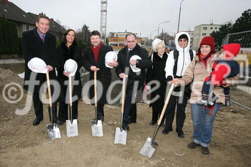 (C) fotodienst/Anna Rauchenberger - Wien, 17.12.2008 - WBV-GPA: Spatenstich für das Frauenwohnprojekt ro*sa. FOTO v.l.: Bezirksvorsteher Norbert Scheed (Bezirksvorsteher für den 22. Wr. Gemeindebezirk), Prof. Dr. DI Sabine Pollak (Architektin), Dr. Michael Ludwig (Wohnbaustadtrat), Walter Zwiauer (Vorstandsvorsitzender der GPA Privatstiftung), zukünftige Bewohnerinnen