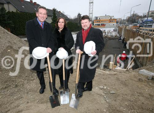 (C) fotodienst/Anna Rauchenberger - Wien, 17.12.2008 - WBV-GPA: Spatenstich für das Frauenwohnprojekt ro*sa. FOTO v.l.: Bezirksvorsteher Norbert Scheed (Bezirksvorsteher für den 22. Wr. Gemeindebezirk), Prof. Dr. DI Sabine Pollak (Architektin), Dr. Michael Ludwig (Wohnbaustadtrat)