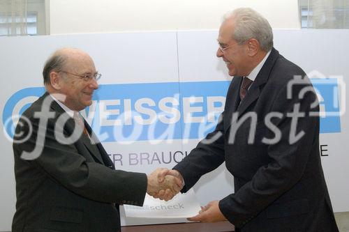 Ein Beitrag zum Weihnachtsfest 2006 für 80 Kinder. Foto: v.li. HonProf.Dr. Udo Jesionek (Präsident -  Weisser Ring); Dr. Friedrich Rödler (Präsident Österr.Patentamt)                               