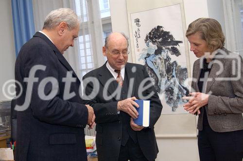 Ein Beitrag zum Weihnachtsfest 2006 für 80 Kinder. Foto: v.li. HonProf.Dr. Udo Jesionek (Präsident -  Weisser Ring) ; Dr. Friedrich Rödler (Präsident Österr.Patentamt); Dr.Andrea Scheichl (Pressesprecherin Österr.Patentamt)                                                           