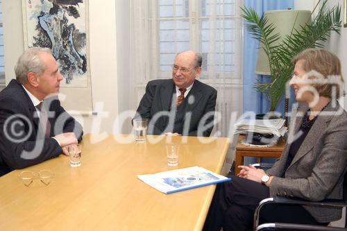 Ein Beitrag zum Weihnachtsfest 2006 für 80 Kinder. Foto: v.li. Dr. Friedrich Rödler (Präsident Österr.Patentamt); HonProf.Dr. Udo Jesionek (Präsident -  Weisser Ring); Dr.Andrea Scheichl (Pressesprecherin Österr.Patentamt)                                                                                          