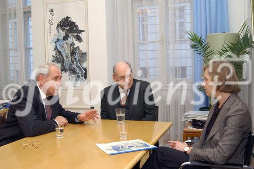 Ein Beitrag zum Weihnachtsfest 2006 für 80 Kinder. Foto: v.li. Dr. Friedrich Rödler (Präsident Österr.Patentamt); HonProf.Dr. Udo Jesionek (Präsident -  Weisser Ring); Dr.Andrea Scheichl (Pressesprecherin Österr.Patentamt)                                                                                                                         