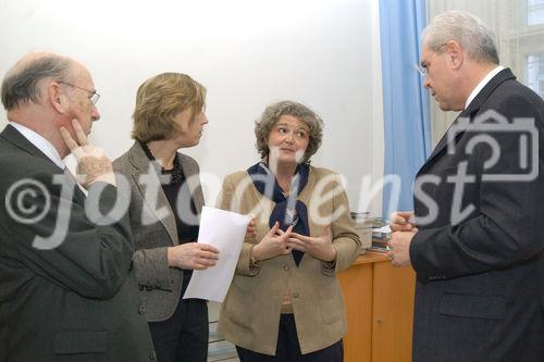 Ein Beitrag zum Weihnachtsfest 2006 für 80 Kinder. Foto: v.li. HonProf.Dr. Udo Jesionek (Präsident -  Weisser Ring); Dr. Andrea Scheichl (Pressesprecherin Österr.Patentamt);  Mag.Marianne Gammer (Geschäftsführerin Weisser Ring); Dr. Friedrich Rödler (Präsident Österr.Patentamt)                                                                                             