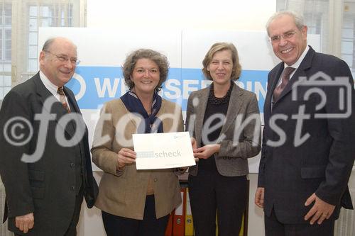 Ein Beitrag zum Weihnachtsfest 2006 für 80 Kinder. Foto: v.li. HonProf.Dr. Udo Jesionek (Präsident -  Weisser Ring); Mag.Marianne Gammer (Geschäftsführerin Weisser Ring); Dr. Andrea Scheichl (Pressesprecherin Österr.Patentamt); Dr. Friedrich Rödler (Präsident Österr.Patentamt)                               