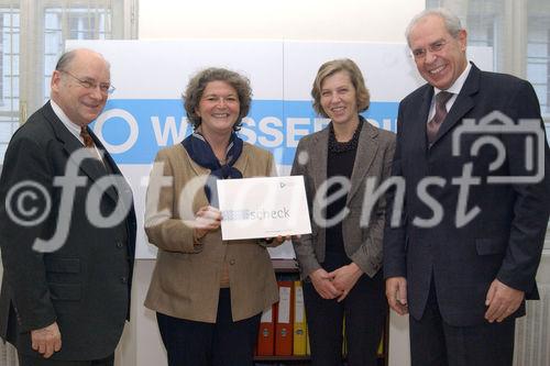 Ein Beitrag zum Weihnachtsfest 2006 für 80 Kinder. Foto: v.li. HonProf.Dr. Udo Jesionek (Präsident -  Weisser Ring); Mag.Marianne Gammer (Geschäftsführerin Weisser Ring); Dr. Andrea Scheichl (Pressesprecherin Österr.Patentamt); Dr. Friedrich Rödler (Präsident Österr.Patentamt)                                                              