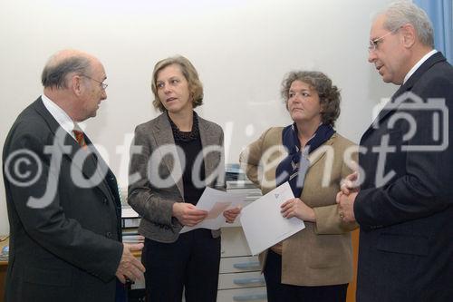 Ein Beitrag zum Weihnachtsfest 2006 für 80 Kinder. Foto: v.li. HonProf.Dr. Udo Jesionek (Präsident -  Weisser Ring); Dr. Andrea Scheichl (Pressesprecherin Österr.Patentamt);  Mag.Marianne Gammer (Geschäftsführerin Weisser Ring); Dr. Friedrich Rödler (Präsident Österr.Patentamt)                                                              