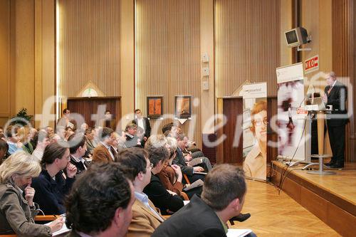 (C) fotodienst/Paul Hamm GmbH - Linz 21.03.2006 - Österreichisches Patentamt: gedanken.gut.geschützt - Services und Rechtschutz für Forschung &Entwicklung. FOTO: Dr. Friedrich Rödler (Präsident Österreichisches Patentamt), Übersicht, Saal, Zuseher