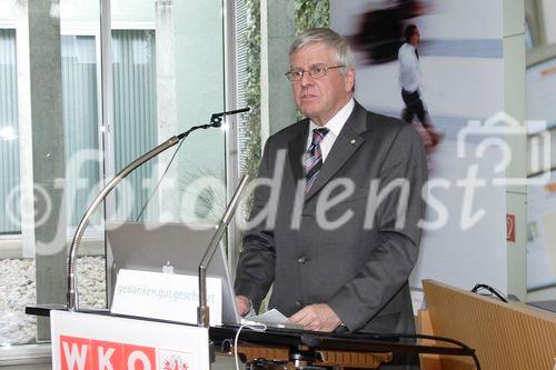 © fotodienst / Die Fotografen Innsbruck
22.2.2006 - Gedanken gut geschützt in der Wirtschaftskammer Tirol
Bild: Kom.Rat Ing. Peter Rathgeber / Vizepräsident WK Tirol