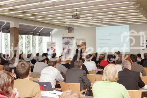 © fotodienst / Die Fotografen Innsbruck
22.2.2006 - Gedanken gut geschützt in der Wirtschaftskammer Tirol
Bild: Saal mit Redner Dipl. Ing. Christian Kögl