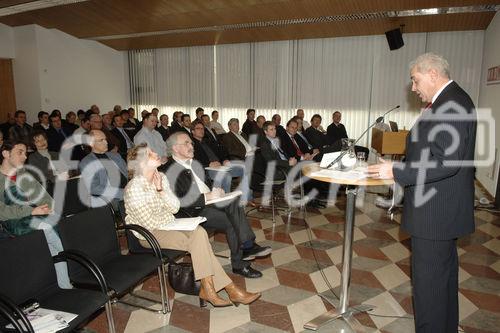 (C) fotodienst / Kurt Hebenstreit - Vorarlberg
21.02.2006 - Gedanken gut geschützt in der Wirtschaftskammer Vorarlberg
Dr Friedrich Rödler, Präsident Österreichisches Patentamt vor gefülltem Saal