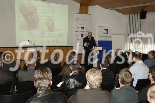 (C) fotodienst / Kurt Hebenstreit - Vorarlberg
21.02.2006 - Gedanken gut geschützt in der Wirtschaftskammer Vorarlberg
Dr Friedrich Rödler, Präsident Österreichisches Patentamt