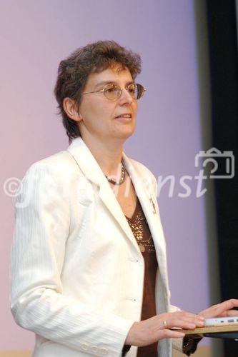 DI Katharina Fastenbauer - Österreichisches Patentamt
Vortrag: Ihr Schutz unser Service
                                                              