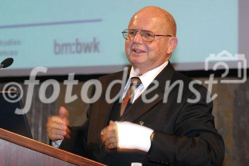 (C) fotodienst/Anna Rauchenberger - Wien - 24.10.2006 - KEF fordert von der neuen Regierung Maßnahmen, die eine professionelle und reflektierte wissenschaftliche Zusammenarbeit mit Entwicklungsländern ermöglicht. FOTO: Gerhard Glatzel (Chairman of the Commission for Development Studies at the Austrian Academy of Sciences).