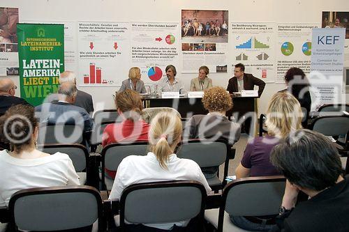 (C) fotodienst/Anna Rauchenberger - Wien 11.05.2006 - EU - Lateinamerika: Roundtable über Wissenschaft, Wirtschaft, Politik, veranstaltet von der Kommission für Entwicklungsfragen. FOTO: Mag. Barbara Weitgruber, M.A. (BMBWK, Sektion VI, Wissenschaftliche Forschung, internationale Angelegenheiten), Dr. Andrés Musacchio (Universidad de Buenos Aires, Direktor des Centro de Estudios Internacionales y Latinoamericanos), Dr. Gudrun Lettmayer (Institut für Nachhaltige Techniken u. Systeme - JOINTS. JOANNEUM RESEARCH, Mitglied der Kommission für Entwicklungsfragen), Robert Prazak (Journalist vom Wirtschaftsblatt, Moderation).