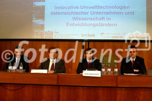 Innovative Umwelttechnologien österreichischer Unternehmen und Wissenschaft in Entwicklungsländern Bild von links: Dr. Urs Egger (Swisscontact), Mag. Peter Oswald (CEO Mondi Packaging), Dr. Herbert Greisberger (ÖGUT) und Robert Prazak (Wirtschaftsblatt)       