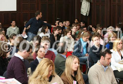 Der CAREER Guide, das Praxishandbuch für Job & Studium ist heute im Rahmen einer Podiumsdiskussion präsentiert worden.
