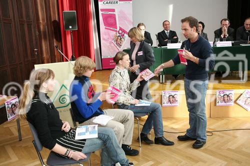 Der CAREER Guide, das Praxishandbuch für Job & Studium ist heute im Rahmen einer Podiumsdiskussion präsentiert worden.