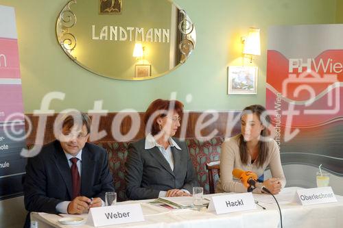 Nur die Besten sollen Lehrer werden. 
Foto v.li.na.re: Michael Weber (PH Wien); Mag.Dr.Dagmar Hackl (Rektorin PH Wien); Alena Oberlerchner (angeh. Studentin PH Wien)
©fotodienst/Nadine Bargad