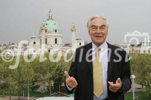 (C) fotodienst/Anna Rauchenberger - Wien 28.04.2006 - Die Wirtschaftsinitiative Neues Künstlerhaus und die Gesellschaft Bildender Künstler Österreich stellen das Künstlerhaus als Standort für ein Haus der Geschichte zur Diskussion. FOTO: Beppo Mauhart (Vorsitzender der Wirtschaftsinitiative Neues Künstlerhaus) am Dach des Künstlerhauses. Durch Aufstockung könnten hier 6000 Quadratmeter Nutzfläche gewonnen werden.