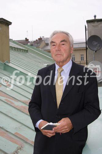 (C) fotodienst/Anna Rauchenberger - Wien 28.04.2006 - Die Wirtschaftsinitiative Neues Künstlerhaus und die Gesellschaft Bildender Künstler Österreich stellen das Künstlerhaus als Standort für ein Haus der Geschichte zur Diskussion. FOTO: Beppo Mauhart (Vorsitzender der Wirtschaftsinitiative Neues Künstlerhaus) am Dach des Künstlerhauses. Durch Aufstockung könnten hier 6000 Quadratmeter Nutzfläche gewonnen werden.