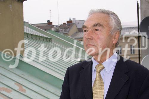 (C) fotodienst/Anna Rauchenberger - Wien 28.04.2006 - Die Wirtschaftsinitiative Neues Künstlerhaus und die Gesellschaft Bildender Künstler Österreich stellen das Künstlerhaus als Standort für ein Haus der Geschichte zur Diskussion. FOTO: Beppo Mauhart (Vorsitzender der Wirtschaftsinitiative Neues Künstlerhaus) am Dach des Künstlerhauses. Durch Aufstockung könnten hier 6000 Quadratmeter Nutzfläche gewonnen werden.