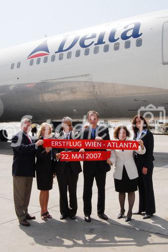 (C)fotodienst/Mag. Daniel Katzinger - Wien 22.05.2007
Pressekonferenz von Delta Air Lines 
Foto v.l.: Ben Darnell ( Managing Director - Cargo), Danita Waterfall-Brizz (Reg. Diecto - Cargo Sales, EMEA ), Frank Jahangir (VP Sales & Affairs, EMEA), Jeff Battcher (VP Corporate Communications), Gail Grimmet (VP Revenue Management), Kimberley Long Urbanetz (Regional Director Sales, Austria, Germany, Hungary, Romania & Switzerland) 