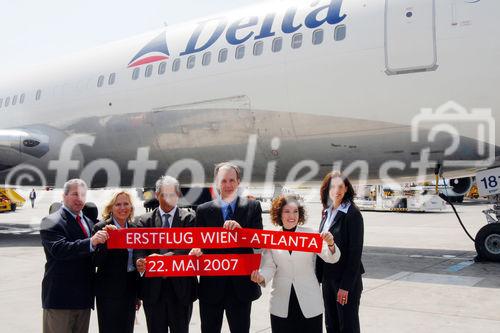 (C)fotodienst/Mag. Daniel Katzinger - Wien 22.05.2007
Pressekonferenz von Delta Air Lines 
Foto v.l.: Ben Darnell ( Managing Director - Cargo), Danita Waterfall-Brizz (Reg. Diecto - Cargo Sales, EMEA ), Frank Jahangir (VP Sales & Affairs, EMEA), Jeff Battcher (VP Corporate Communications), Gail Grimmet (VP Revenue Management), Kimberley Long Urbanetz (Regional Director Sales, Austria, Germany, Hungary, Romania & Switzerland) 