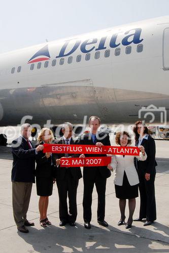 (C)fotodienst/Mag. Daniel Katzinger - Wien 22.05.2007
Pressekonferenz von Delta Air Lines 
Foto v.l.: Ben Darnell ( Managing Director - Cargo), Danita Waterfall-Brizz (Reg. Diecto - Cargo Sales, EMEA ), Frank Jahangir (VP Sales & Affairs, EMEA), Jeff Battcher (VP Corporate Communications), Gail Grimmet (VP Revenue Management), Kimberley Long Urbanetz (Regional Director Sales, Austria, Germany, Hungary, Romania & Switzerland) 