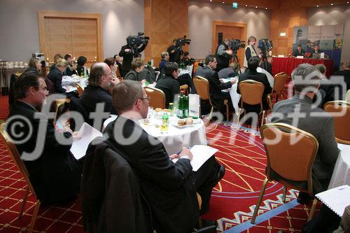 Flughafen Wien kann für das Jahr 2005 gute Verkehrsergebnisse und 7,3 % Passagierwachstum verzeichnen. Bild: Medienrummel auf der Pressekonferenz. Foto: Anna Rauchenberger, am 18.01.06