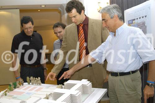 Pressegespräch: Eröffnung des HAKOAH-Sportzentrums. Foto v.l.: Paul Haber (Präsident HAKOAH), Ronald Gelbard (künft. Leiter des Hakoah Sportzentrums) Schwimmstar Markus Rogan, Architekt Dipl.Ing. Thomas Feiger mit dem Modell des HAKOAH Sportzentrums                                                                                           