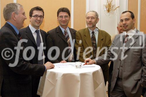 (C)fotodienst/Mag. Daniel Katzinger - Wien 29.03.2007
3. Information-Security-Symposium
Foto v.l.: DI Wolfgang Liedermann (WGKK), Dragan Simic (Ericsson), Mag. Josef Heinschink (LAD-EDV), Brunthaler (Ericsson), Michael Meixner (CPB SOFTWARE AG)