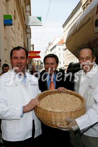 Josef Pröll, Umweltminister; Reinhard Platzer, CEO Kommunalkredit; Christian Rakos, GF proPellets Austria.