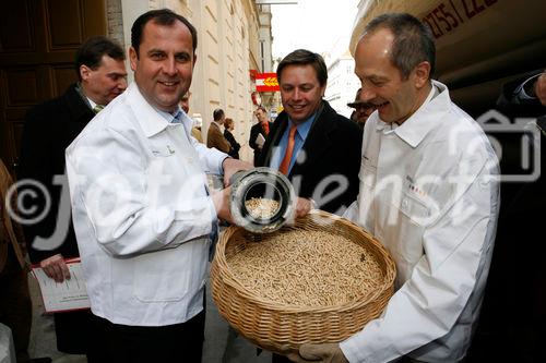 Josef Pröll, Umweltminister; Reinhard Platzer, CEO Kommunalkredit; Christian Rakos, GF proPellets Austria.