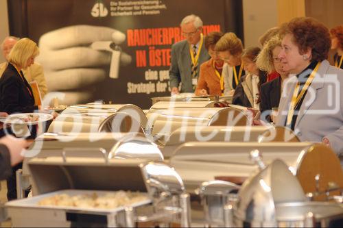 (c) Fotodienst / Daniel K. Gebhart - Pressebrunch zum Rauchertelefon und Symposium zum Welt-Nichtrauchertag - FOTO: Buffet.