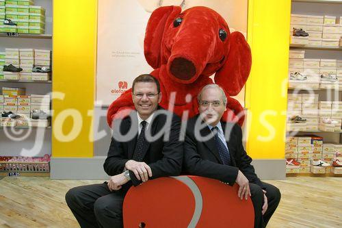 (C) fotodienst/Anna Rauchenberger - Wien 28.02.2006 - Deichmann setzt mit Elefanten-Kinderschuhen und der Herrenschuhmarke Gallus die Erfolgsgeschichten von zwei Traditionsmarken fort. FOTO v.l.: Georg Müller und Peter Hartmann,  Geschäftsführer DEICHMANN Österreich.