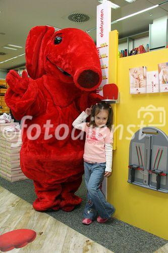 (C) fotodienst/Anna Rauchenberger - Wien 28.02.2006 - Deichmann setzt mit Elefanten-Kinderschuhen und der Herrenschuhmarke Gallus die Erfolgsgeschichten von zwei Traditionsmarken fort. FOTO: Der Elefant misst die Körpergröße des Mädchens am Maßstab. Daneben eine Skala zur Messung der Schuhgröße für Kinderfüße. 