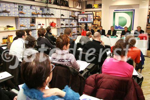 (C) fotodienst/Anna Rauchenberger - Wien 28.02.2006 - Deichmann setzt mit Elefanten-Kinderschuhen und der Herrenschuhmarke Gallus die Erfolgsgeschichten von zwei Traditionsmarken fort. FOTO v.l.: Peter Hartmann und Georg Müller  (Geschäftsführer DEICHMANN Österreich), Ulrich Effing (DEICHMANN Unternehmenskommunikation International), Steffen Hötzel (Technischer Koordinator für die Marke Gallus), Michael Zoller, Pojektkoordinator für die Marke Elefanten).