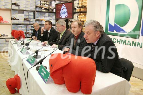 (C) fotodienst/Anna Rauchenberger - Wien 28.02.2006 - Deichmann setzt mit Elefanten-Kinderschuhen und der Herrenschuhmarke Gallus die Erfolgsgeschichten von zwei Traditionsmarken fort. FOTO v.l.: Peter Hartmann und Georg Müller  (Geschäftsführer DEICHMANN Österreich), Ulrich Effing (DEICHMANN Unternehmenskommunikation International), Steffen Hötzel (Technischer Koordinator für die Marke Gallus), Michael Zoller, Pojektkoordinator für die Marke Elefanten).