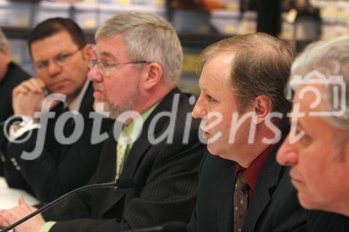 (C) fotodienst/Anna Rauchenberger - Wien 28.02.2006 - Deichmann setzt mit Elefanten-Kinderschuhen und der Herrenschuhmarke Gallus die Erfolgsgeschichten von zwei Traditionsmarken fort. FOTO: Steffen Hötzel (Technischer Koordinator für die Marke Gallus), dahinter Ulrich Effing (DEICHMANN Unternehmenskommunikation International) und Georg Müller (Geschäftsführer DEICHMANN Österreich).