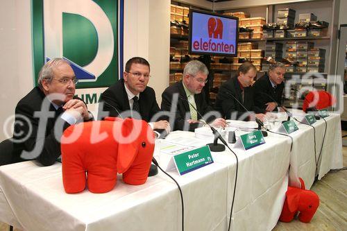 (C) fotodienst/Anna Rauchenberger - Wien 28.02.2006 - Deichmann setzt mit Elefanten-Kinderschuhen und der Herrenschuhmarke Gallus die Erfolgsgeschichten von zwei Traditionsmarken fort. FOTO v.l.: Peter Hartmann und Georg Müller  (Geschäftsführer DEICHMANN Österreich), Ulrich Effing (DEICHMANN Unternehmenskommunikation International), Steffen Hötzel (Technischer Koordinator für die Marke Gallus), Michael Zoller, Pojektkoordinator für die Marke Elefanten).