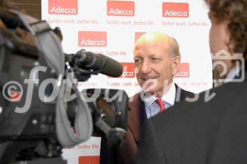 Adecco Bilanz-Medienkonferenz 2006. Bild: Klaus J. Jacobs (Adecco Gruppe Vorsitzender und Generaldirektor) beantwortet Journalistenfragen