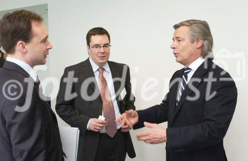 Bilanzmedienkonferenz Goldbach Media AG. Bild: Peter A.C. Blum, Praesident des Verwaltungsrates der Goldbach Media AG, im Gespraech mit Journalisten