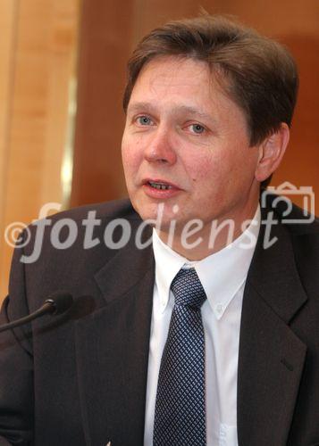 (C) fotodienst/Anna Rauchenberger - Wien 28.02.2007  - PALFINGER, der Weltmarktführer bei LKW-Knickarmkranen, erzielte im abgelaufenen Geschäftsjahr 2006 erneut einen Rekordumsatz und ein Rekordergebnis. FOTO: DI Wolfgang Anzengruber (Vorstandsvorsitzender PALFINGER).