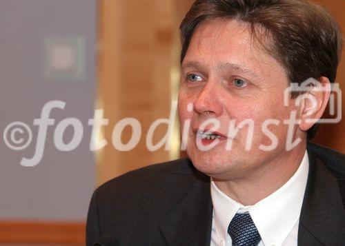 (C) fotodienst/Anna Rauchenberger - Wien 28.02.2007  - PALFINGER, der Weltmarktführer bei LKW-Knickarmkranen, erzielte im abgelaufenen Geschäftsjahr 2006 erneut einen Rekordumsatz und ein Rekordergebnis. FOTO: DI Wolfgang Anzengruber (Vorstandsvorsitzender PALFINGER).