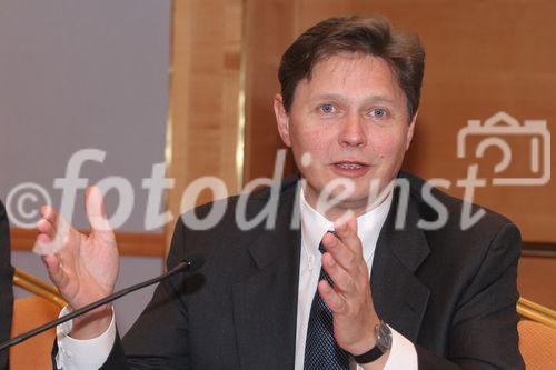 (C) fotodienst/Anna Rauchenberger - Wien 28.02.2007  - PALFINGER, der Weltmarktführer bei LKW-Knickarmkranen, erzielte im abgelaufenen Geschäftsjahr 2006 erneut einen Rekordumsatz und ein Rekordergebnis. FOTO: DI Wolfgang Anzengruber (Vorstandsvorsitzender PALFINGER).