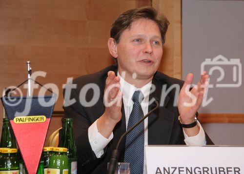 (C) fotodienst/Anna Rauchenberger - Wien 28.02.2007  - PALFINGER, der Weltmarktführer bei LKW-Knickarmkranen, erzielte im abgelaufenen Geschäftsjahr 2006 erneut einen Rekordumsatz und ein Rekordergebnis. FOTO: DI Wolfgang Anzengruber (Vorstandsvorsitzender PALFINGER).