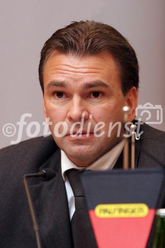 (C) fotodienst/Anna Rauchenberger - Wien 28.02.2007  - PALFINGER, der Weltmarktführer bei LKW-Knickarmkranen, erzielte im abgelaufenen Geschäftsjahr 2006 erneut einen Rekordumsatz und ein Rekordergebnis. FOTO: Mag. Eduard Schreiner (Vorstand für Finanzen, PALFINGER).