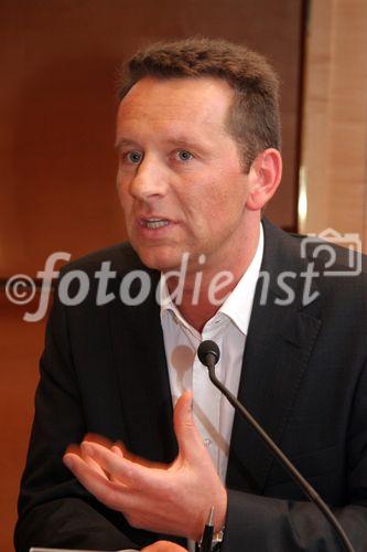 (C) fotodienst/Anna Rauchenberger - Wien 28.02.2007  - PALFINGER, der Weltmarktführer bei LKW-Knickarmkranen, erzielte im abgelaufenen Geschäftsjahr 2006 erneut einen Rekordumsatz und ein Rekordergebnis. FOTO:  DI Herbert Ortner (Vorstand für Marketing und Vertrieb, PALFINGER).