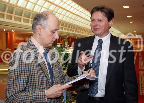 (C) fotodienst/Anna Rauchenberger - Wien 28.02.2007  - PALFINGER, der Weltmarktführer bei LKW-Knickarmkranen, erzielte im abgelaufenen Geschäftsjahr 2006 erneut einen Rekordumsatz und ein Rekordergebnis. FOTO: DI Wolfgang Anzengruber (Vorstandsvorsitzender PALFINGER, re) im Gespräch mit Journalisten.