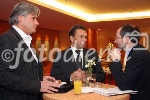 (C) fotodienst/Anna Rauchenberger - Wien 28.02.2007  - PALFINGER, der Weltmarktführer bei LKW-Knickarmkranen, erzielte im abgelaufenen Geschäftsjahr 2006 erneut einen Rekordumsatz und ein Rekordergebnis. FOTO: Ing. Wolfgang Pilz (Vorstand für Marketing und Vertrieb PALFINGER, li) und Mag. Eduard Schreiner (Vorstand für Finanzen, PALFINGER, Mitte) im Gespräch mit Journalisten.